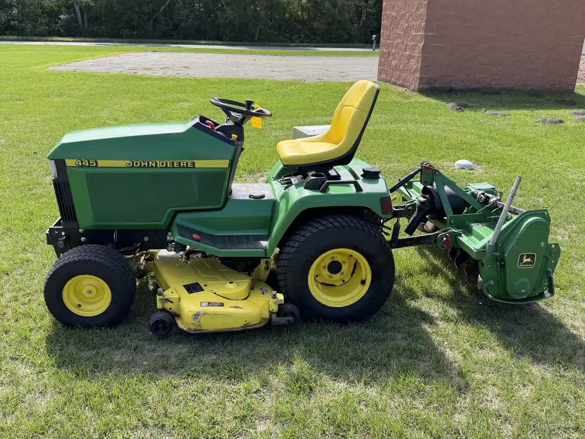 Gallery image 1 for 1998 John Deere 445 Lawn Tractor