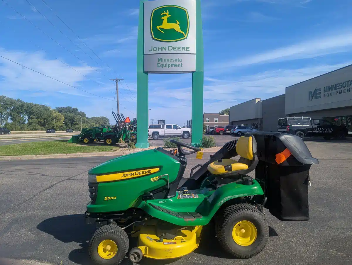 Gallery image 1 for 2007 John Deere X300 Lawn Tractor