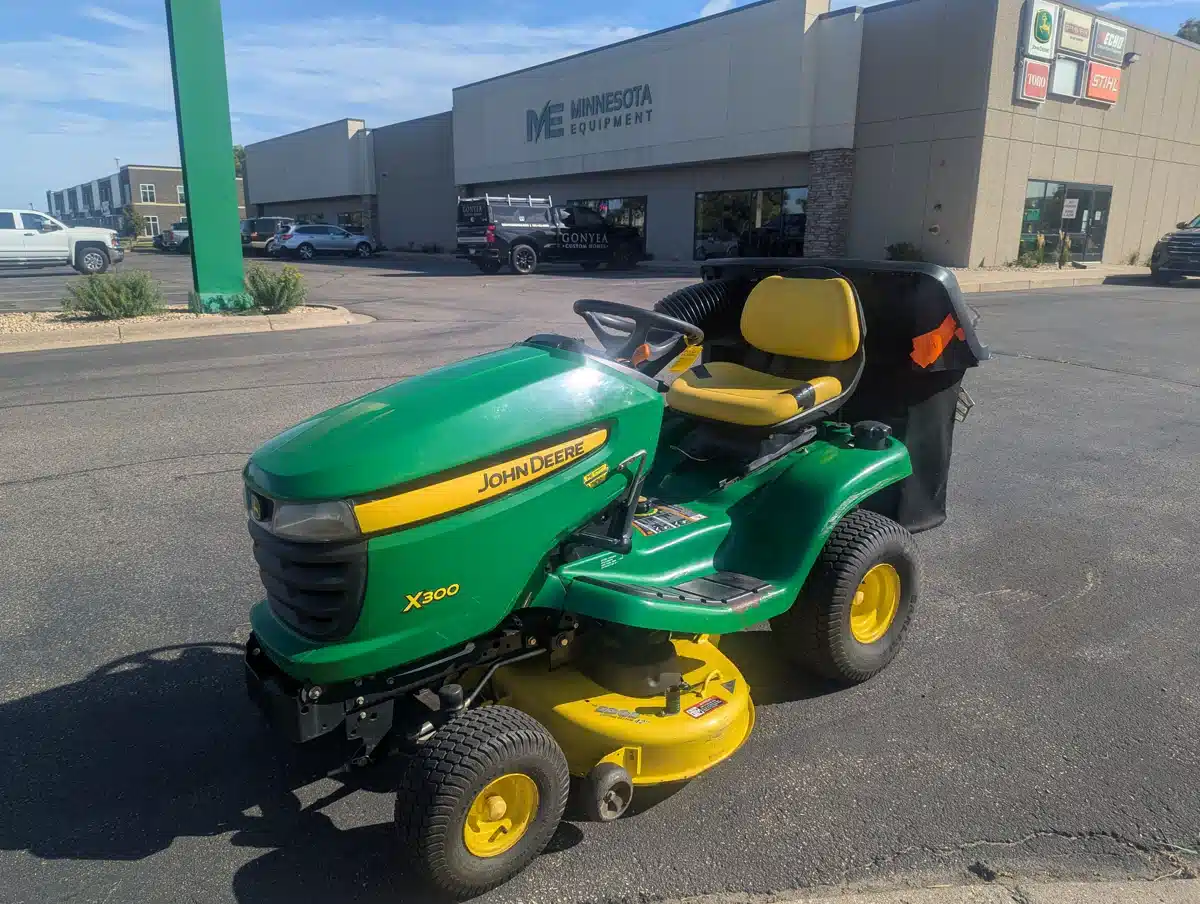Gallery image 2 for 2007 John Deere X300 Lawn Tractor