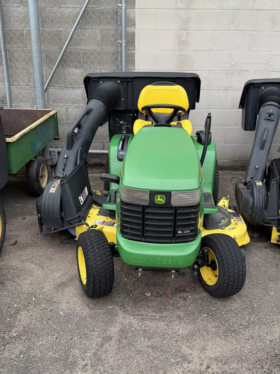 Photo de la Galerie 1 pour 2002 John Deere GT235 Tracteur à pelouse