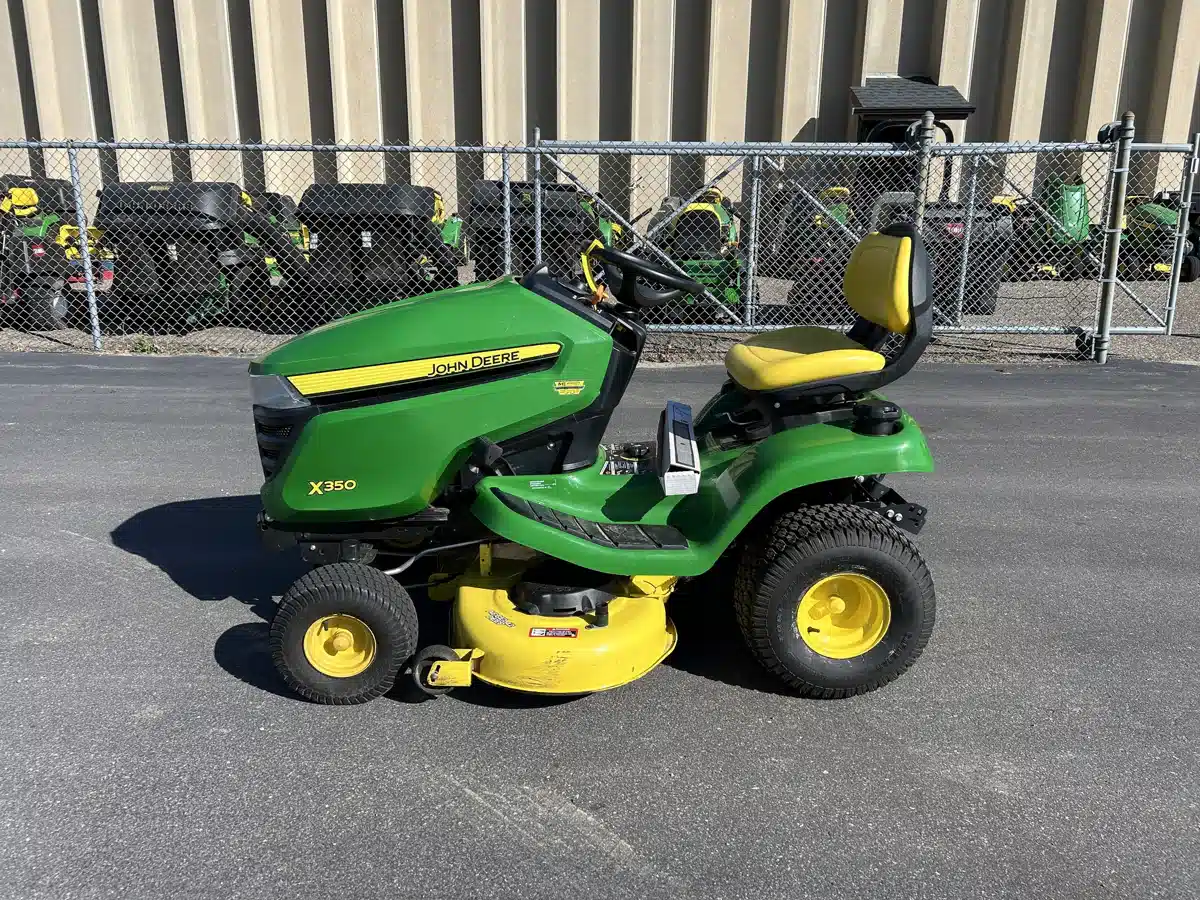 Photo de la Galerie 1 pour 2019 John Deere X350 Tracteur à pelouse