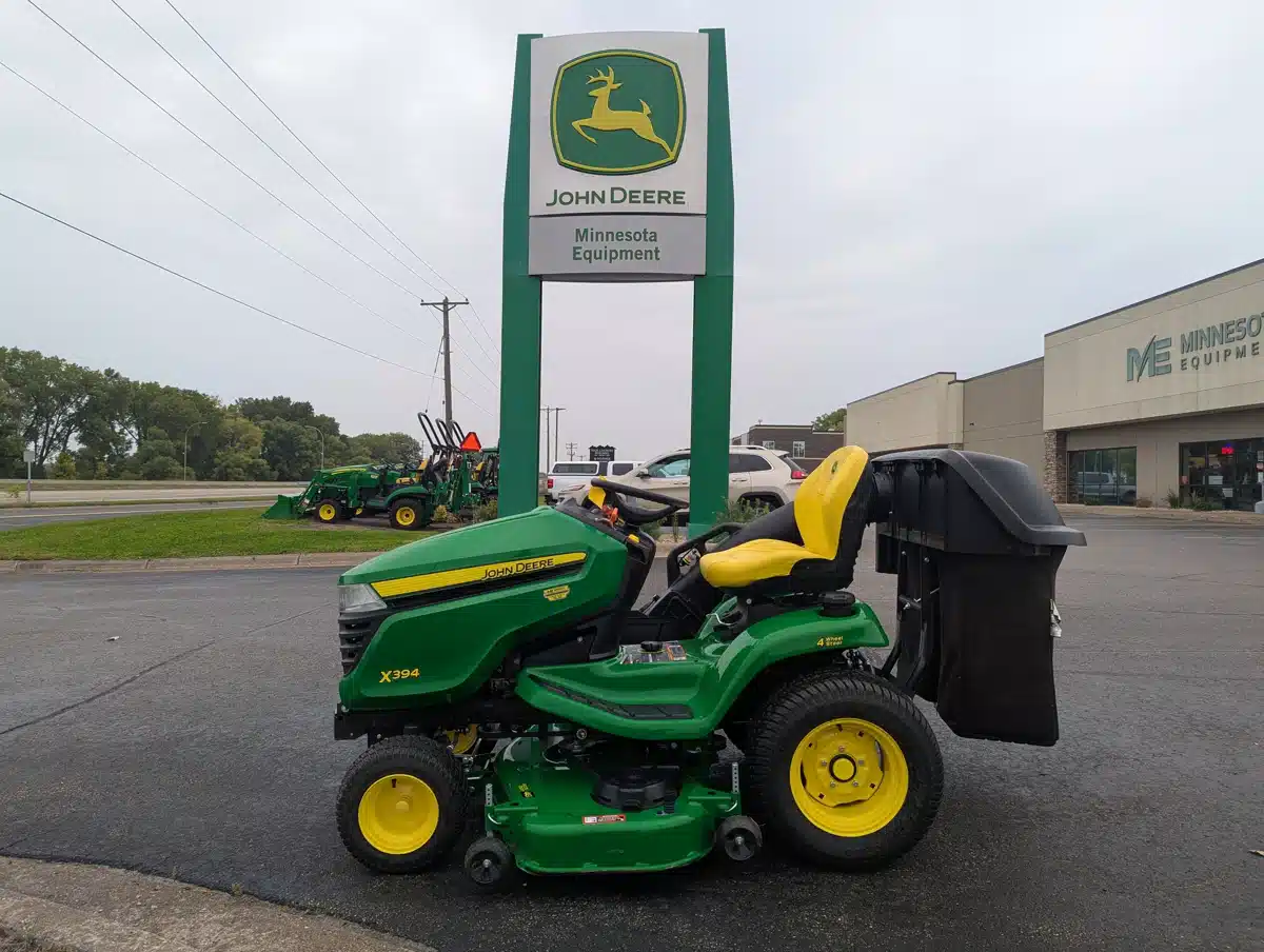 Photo de la Galerie 1 pour 2023 John Deere X394 Tracteur à pelouse