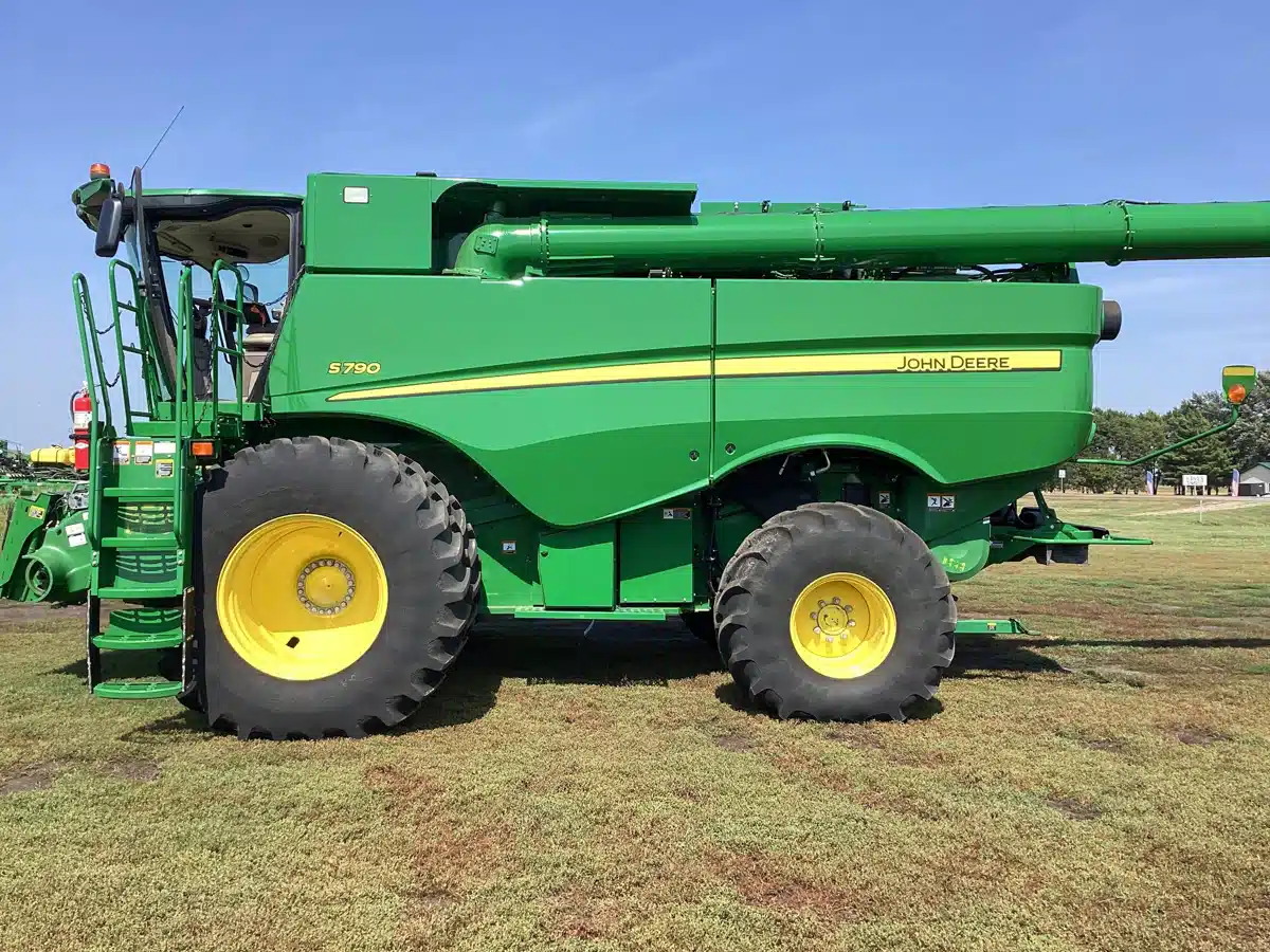 Gallery image 2 for Used 2020 John Deere S790 Combine