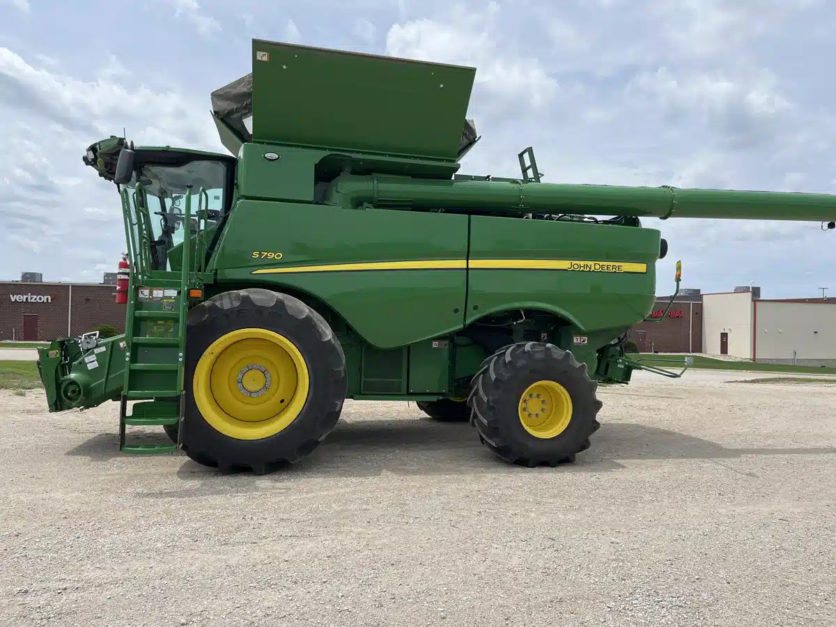 Gallery image 2 for Used 2023 John Deere S790 Combine
