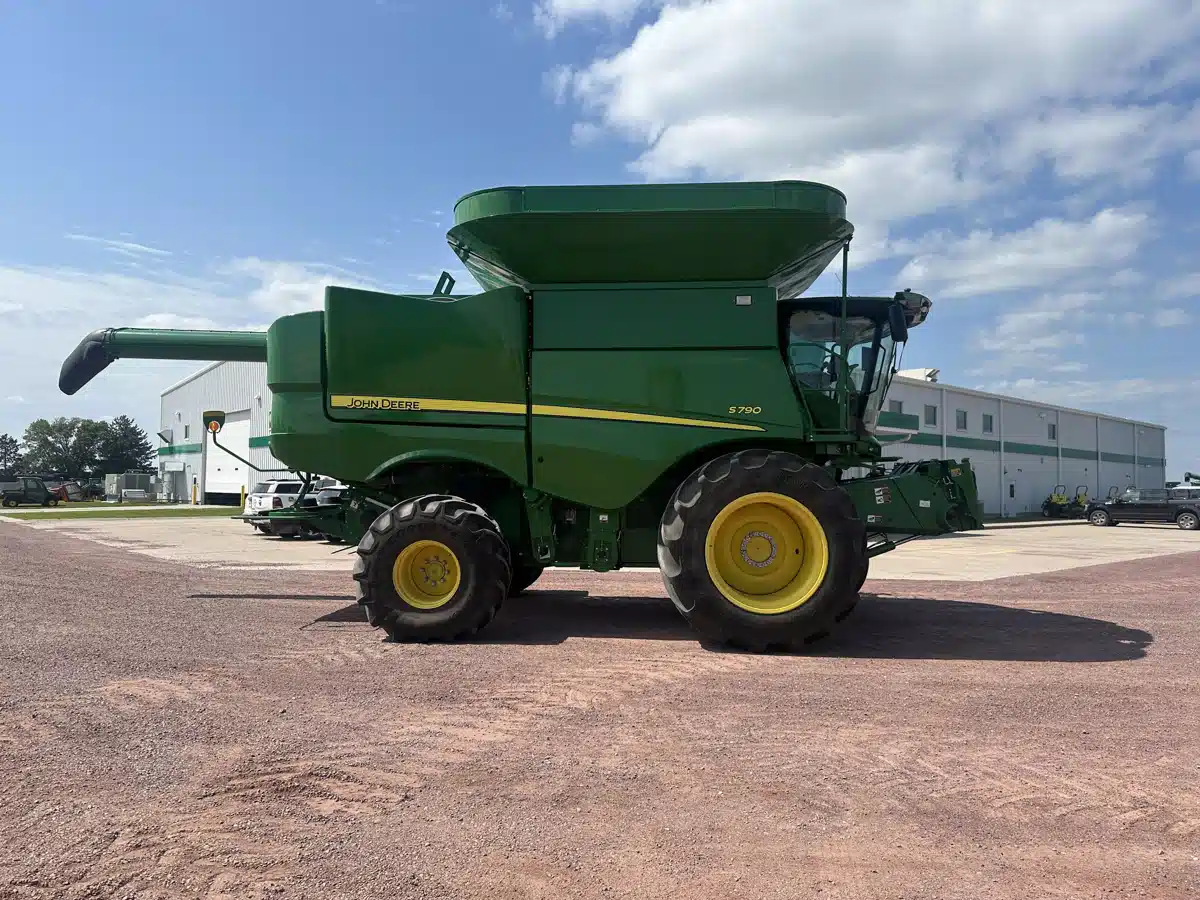 Gallery image 1 for Used 2021 John Deere S790 Combine