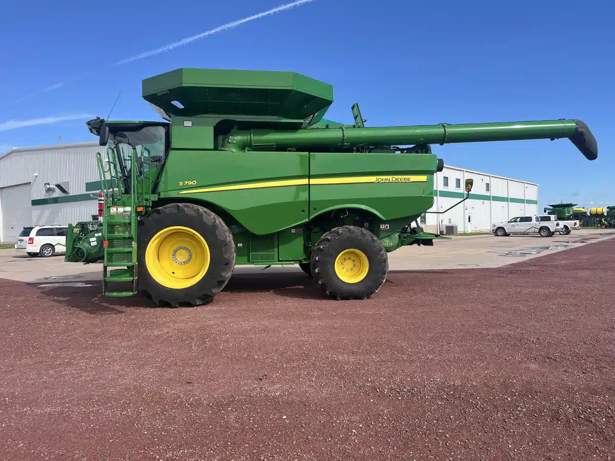 Gallery image 2 for Used 2021 John Deere S790 Combine
