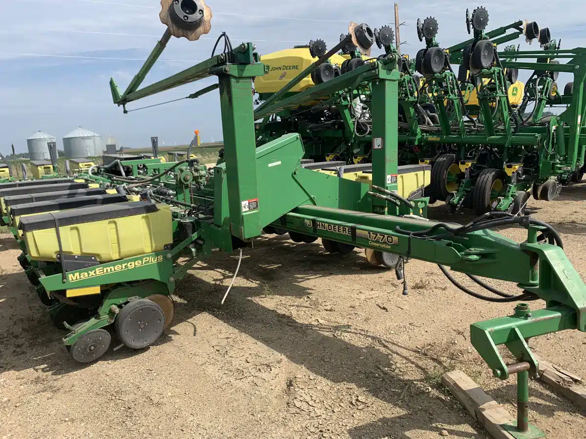 Gallery image 2 for Used 2001 John Deere 1770 Planter