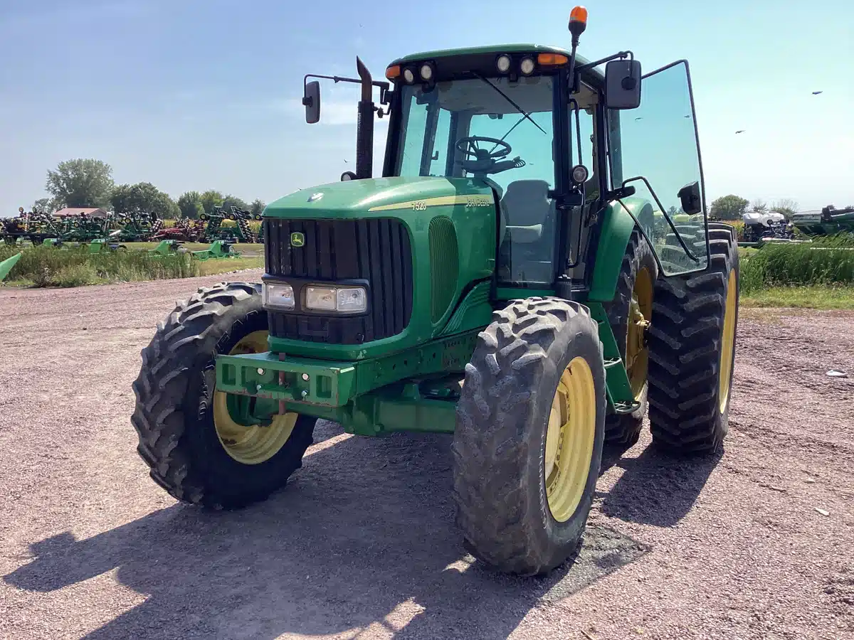 Gallery image 2 for Used 2007 John Deere 7520 Tractor