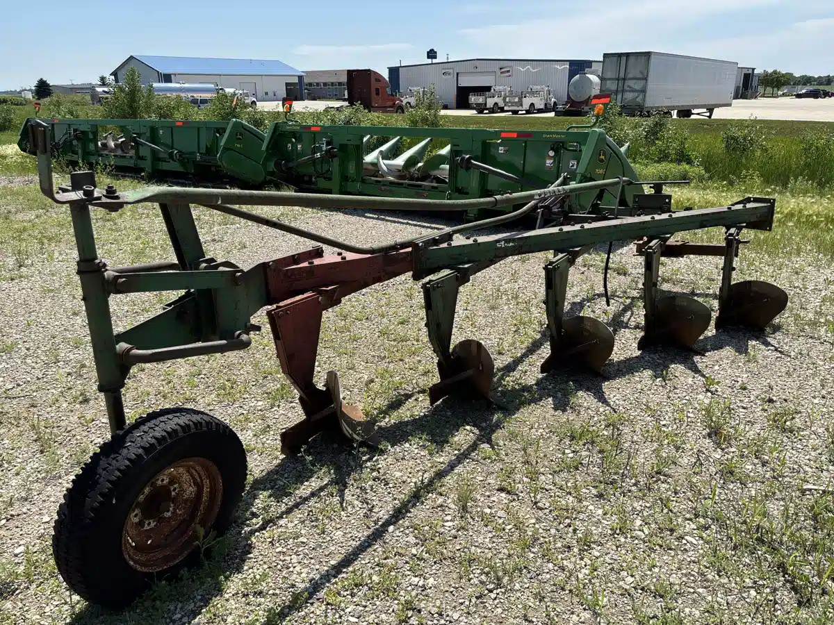Gallery image 2 for Used Oliver 5 BOTTOM Plow