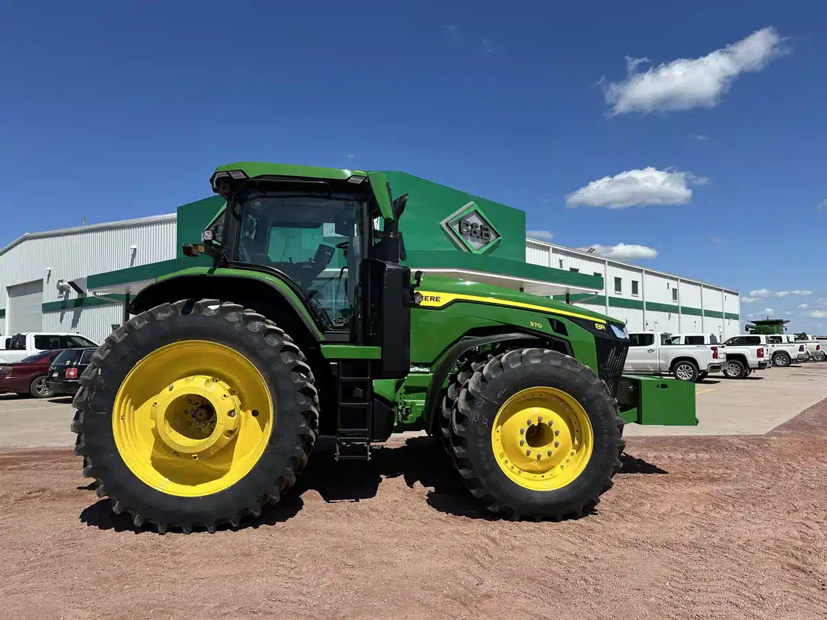 Gallery image 2 for Used 2024 John Deere 8R 370 Tractor