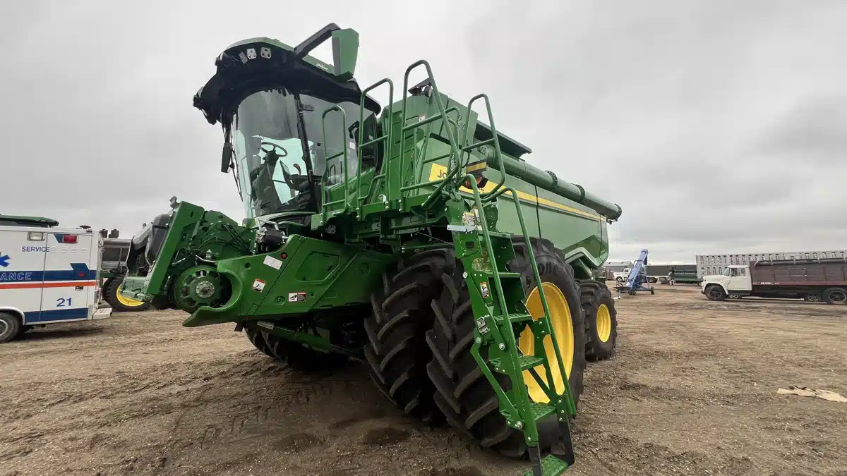 Gallery image 1 for Used 2024 John Deere X9 1000 Combine