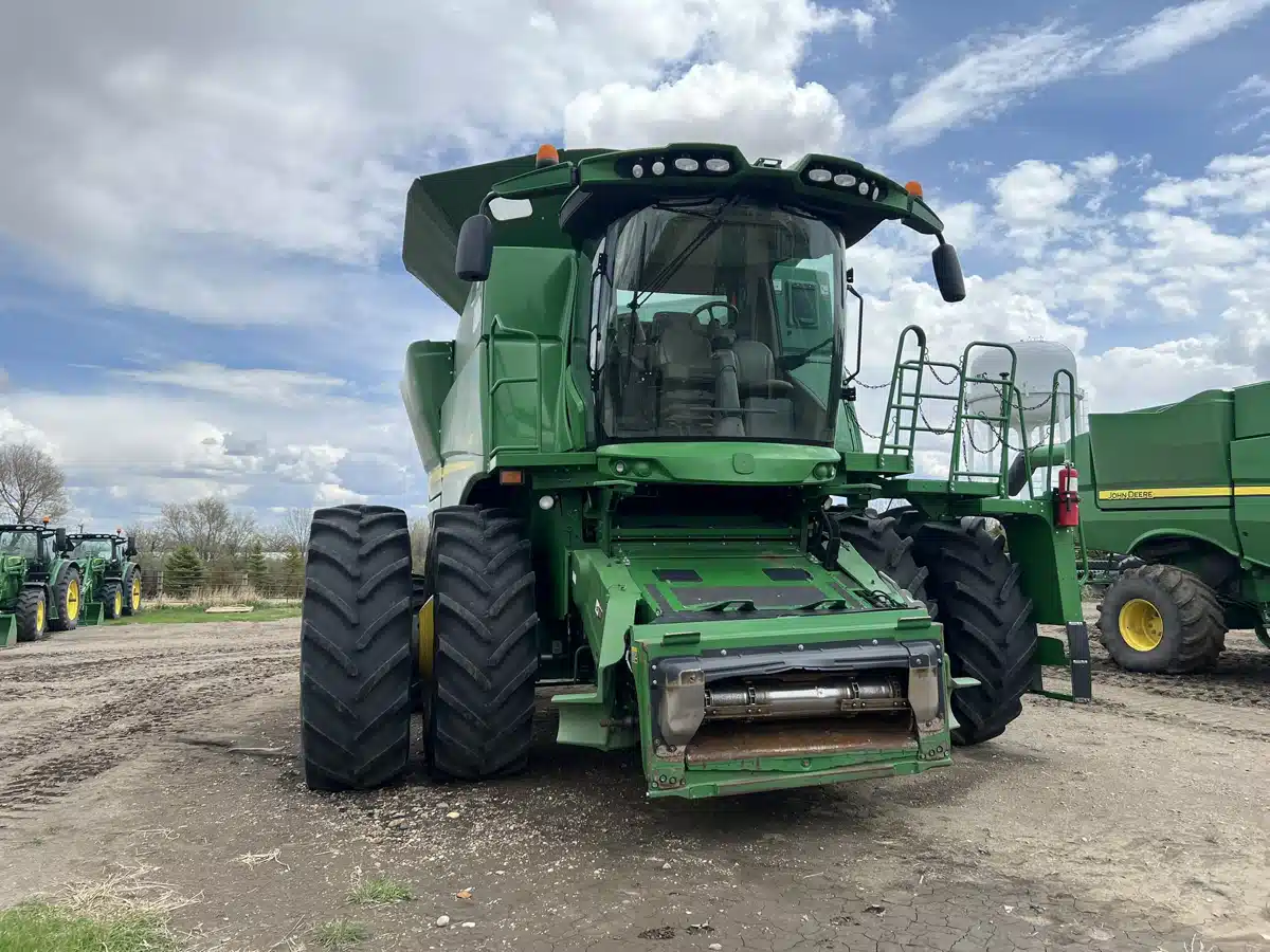 Gallery image 2 for Used 2017 John Deere S680 Combine