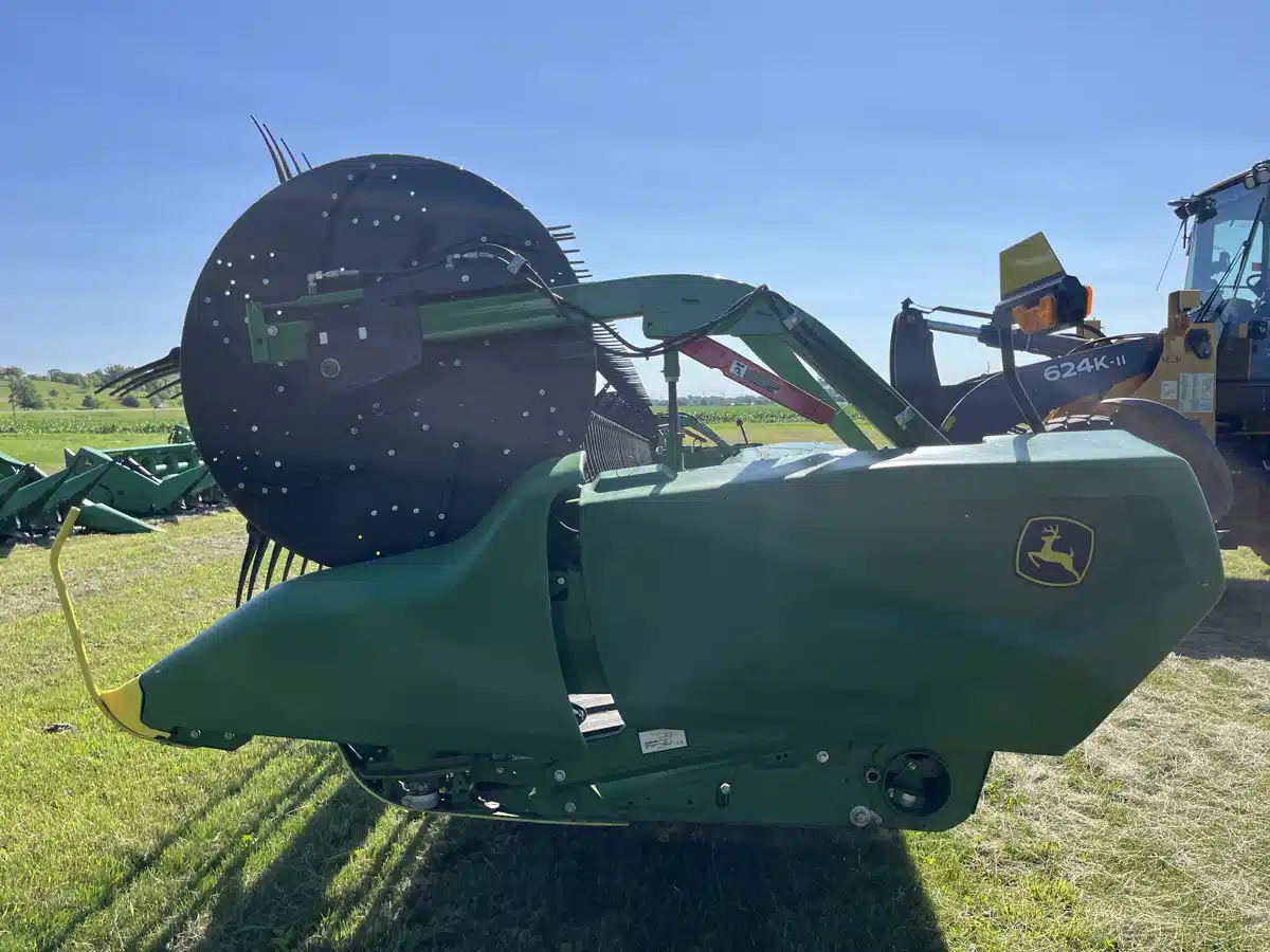 Gallery image 2 for Used 2022 John Deere RD35F Header Combine