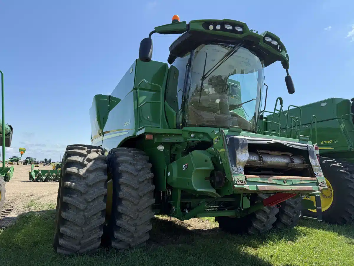 Gallery image 2 for Used 2017 John Deere S680 Combine