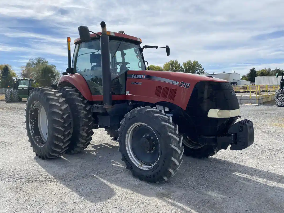Gallery image 2 for Used 2011 Case IH MAGNUM 210 Tractor