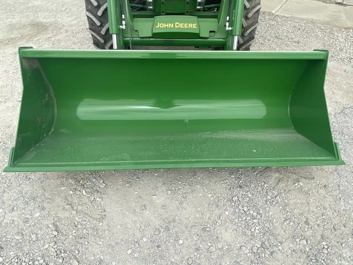 Usagé 2024 John Deere 520M chargeur frontal AgricoleIdéal