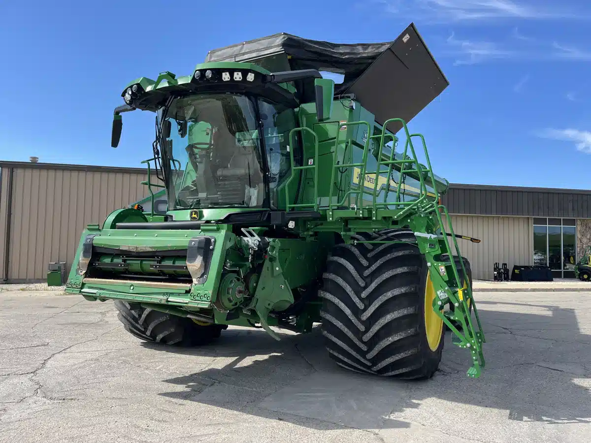 Gallery image 1 for Used 2022 John Deere X9 1000 Combine