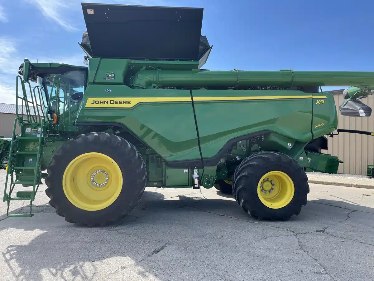 Gallery image 2 for Used 2022 John Deere X9 1000 Combine