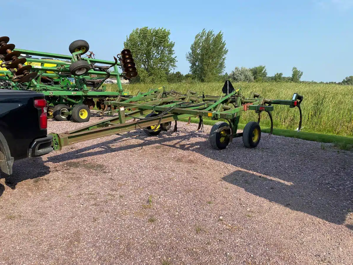Gallery image 1 for Used 1988 John Deere 610 Chisel Plow