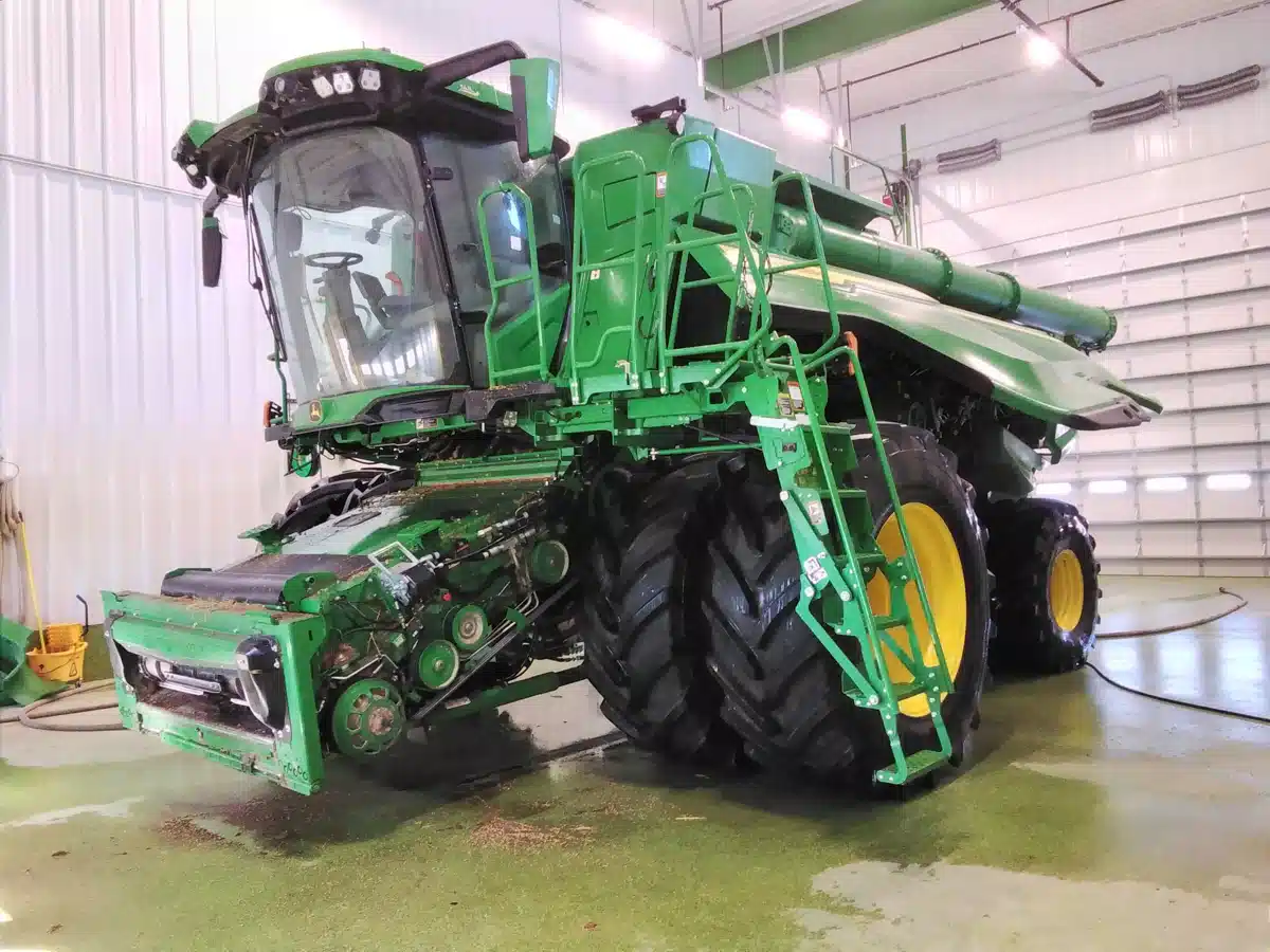 Gallery image 1 for Used 2023 John Deere X9 1000 Combine