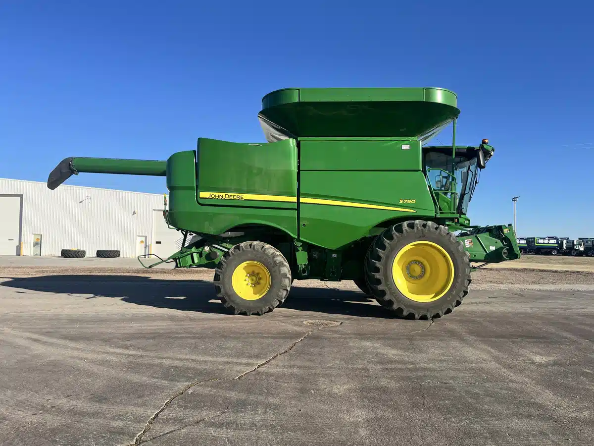 Gallery image 2 for Used 2020 John Deere S790 Combine