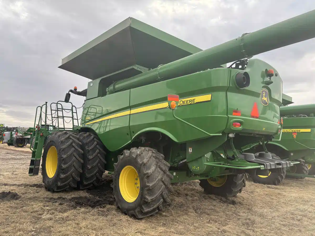 Gallery image 2 for Used 2016 John Deere S690 Combine