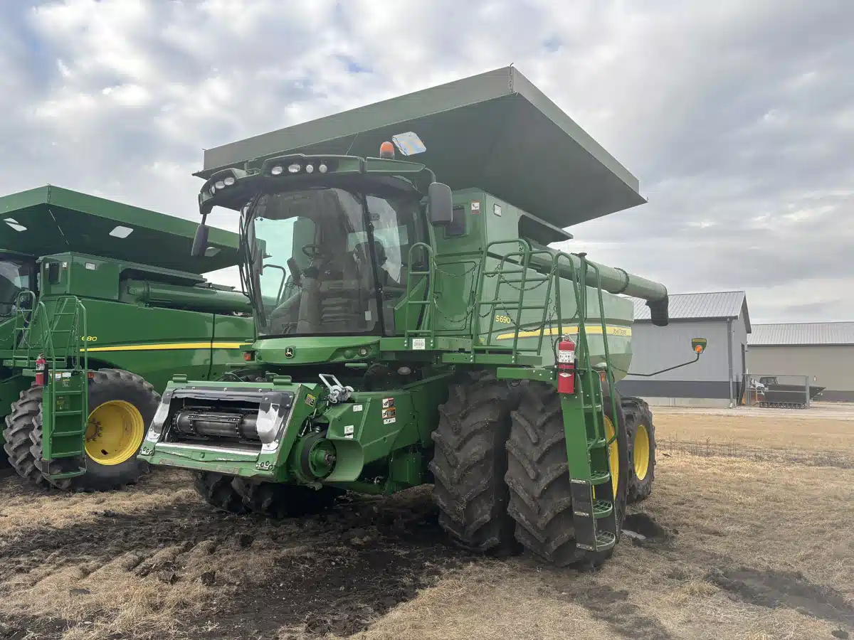 Gallery image 1 for Used 2016 John Deere S690 Combine