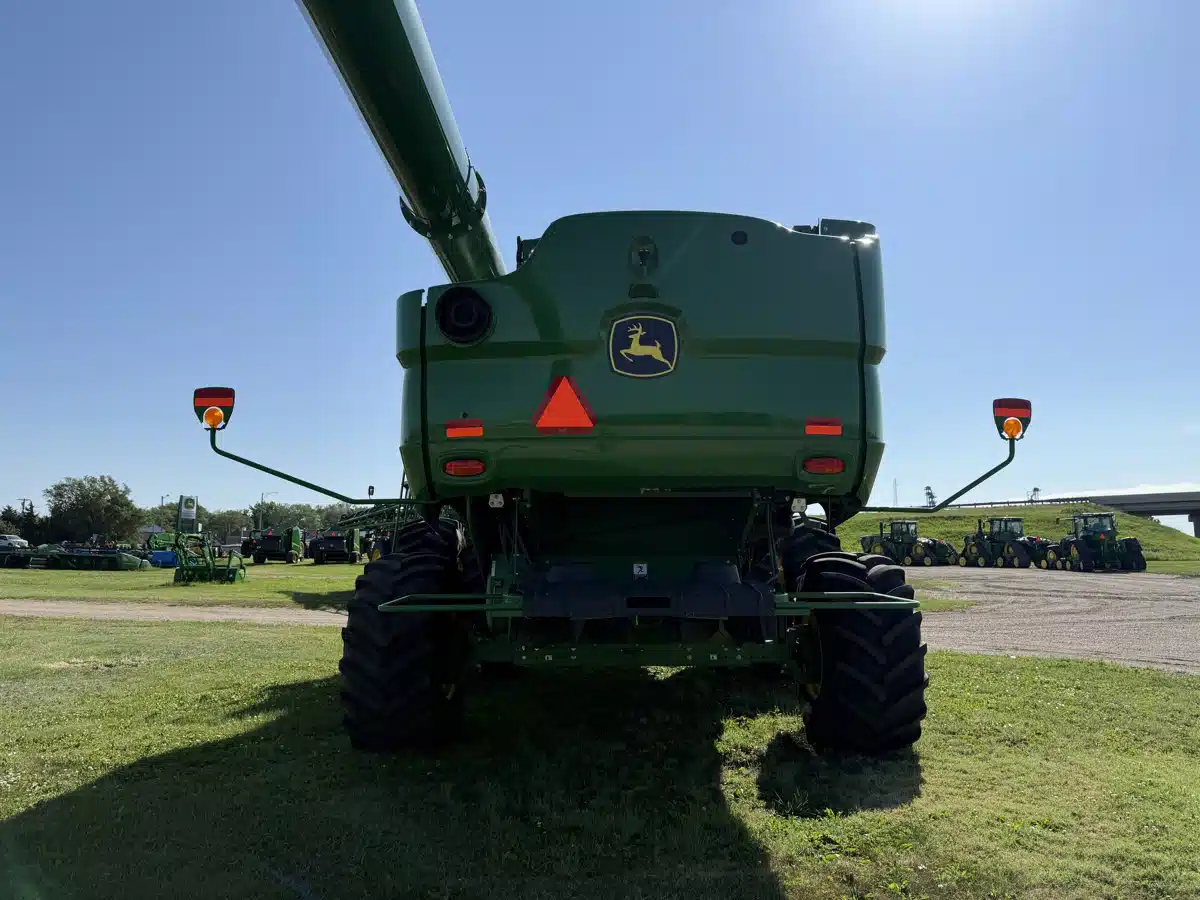 Gallery image 2 for 2022 John Deere S780 Combine