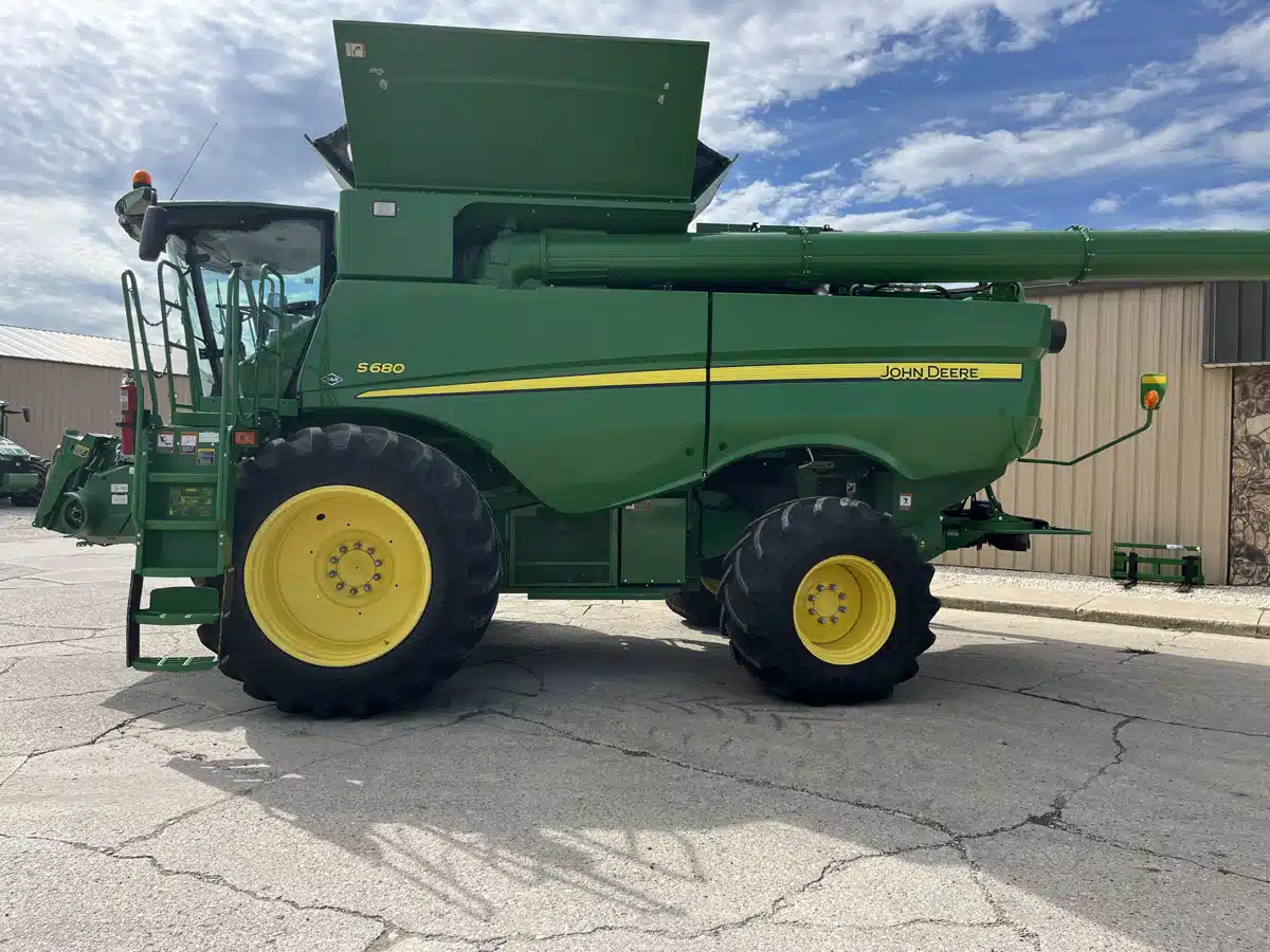 Gallery image 2 for Used 2017 John Deere S680 Combine