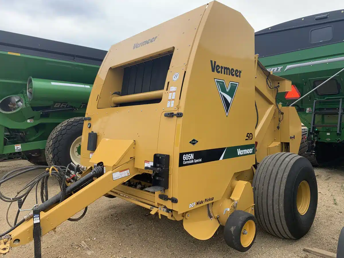 Gallery image 2 for Used 2022 Vermeer 605N Cornstalk Round Baler