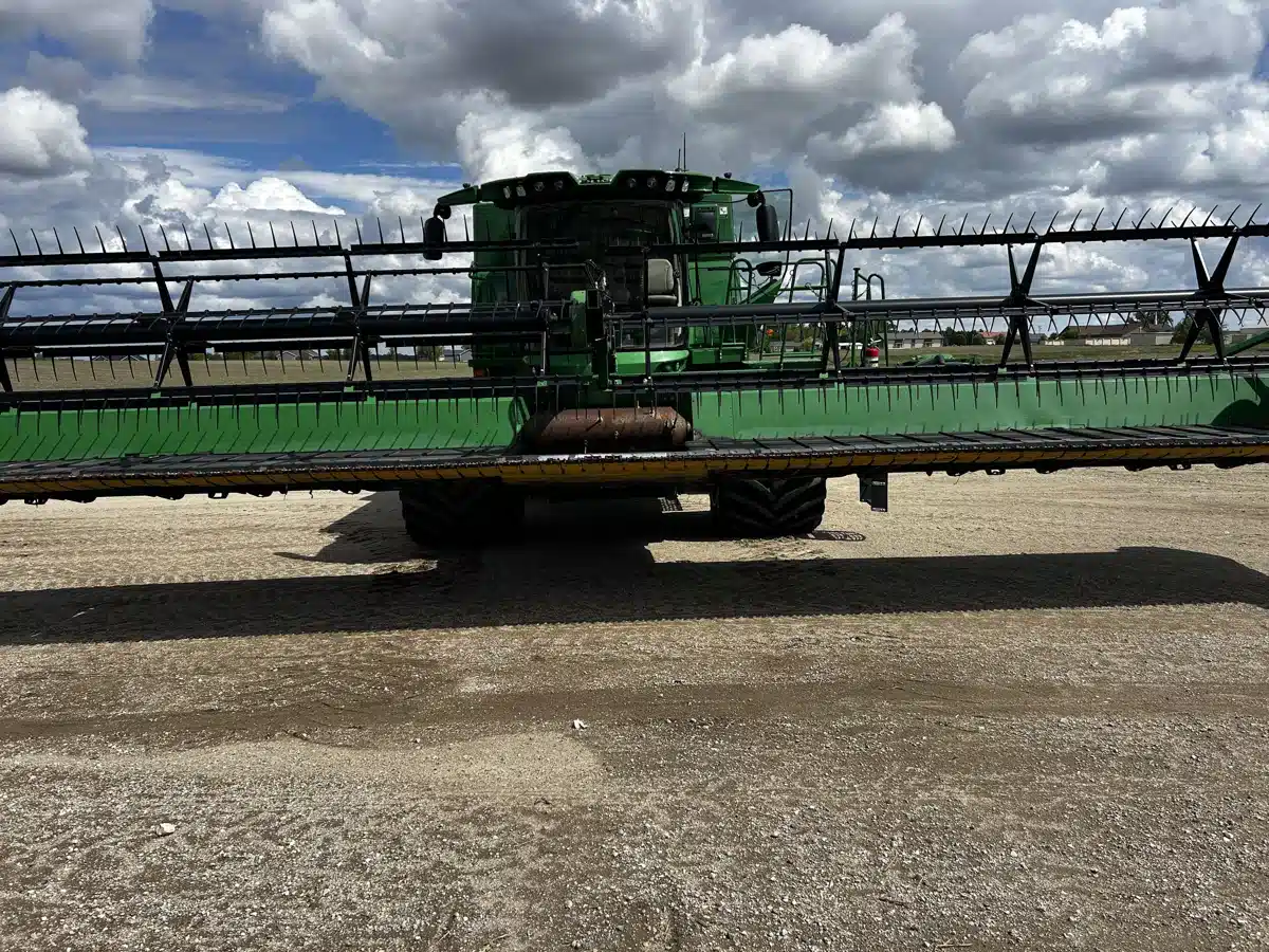Gallery image 2 for Used 2016 John Deere 640FD Header - Draper