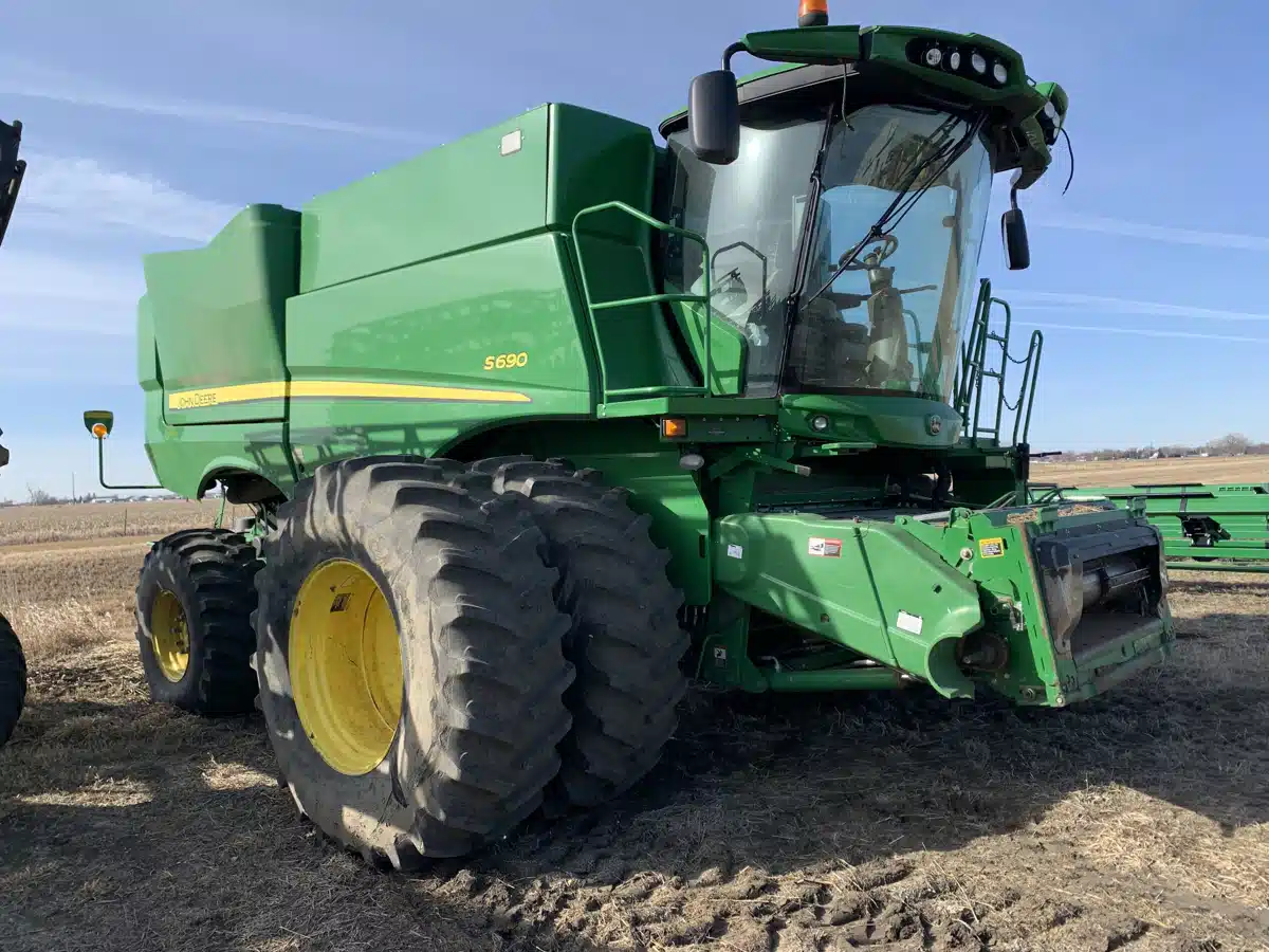Gallery image 2 for Used 2014 John Deere S690 Combine