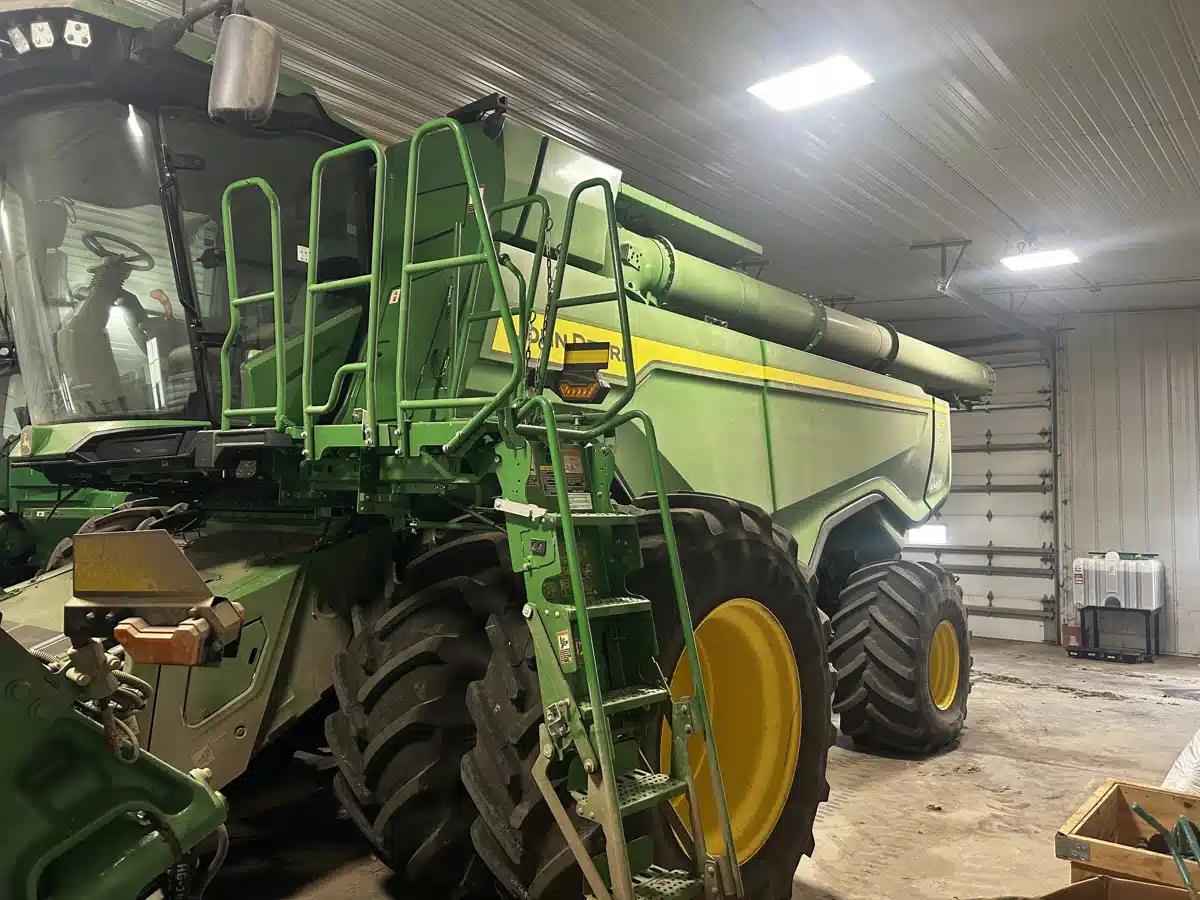 Gallery image 1 for Used 2024 John Deere X9 1000 Combine