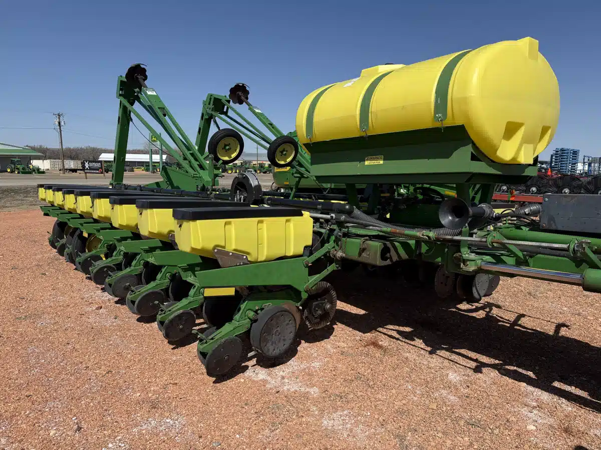 Gallery image 2 for Used 2004 John Deere 1770 Planter
