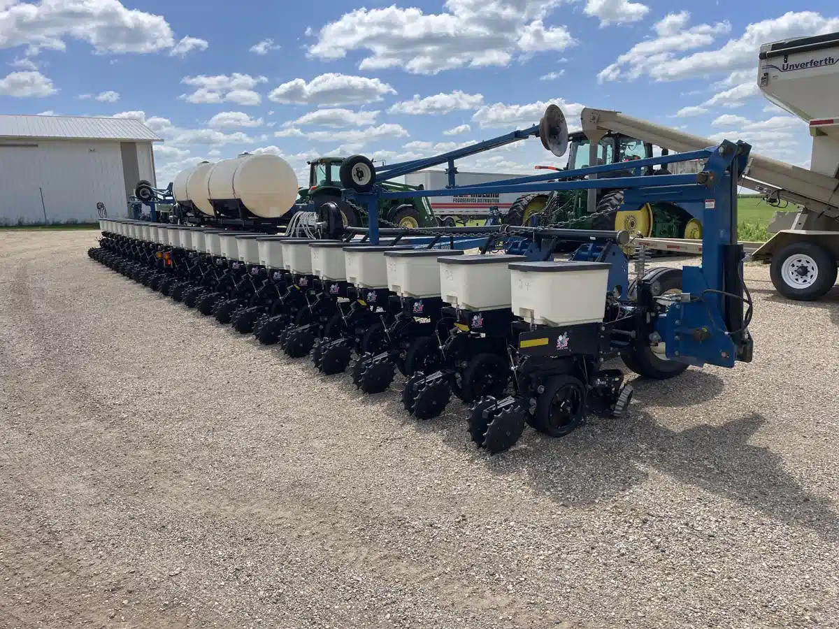 Gallery image 2 for Used 2009 Kinze 3700 Planter