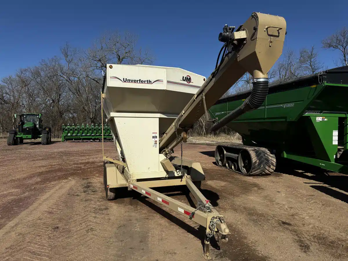 Gallery image 1 for Used 2010 Unverferth 3750 Tender