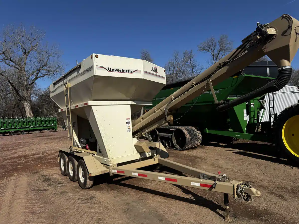 Gallery image 2 for Used 2010 Unverferth 3750 Tender