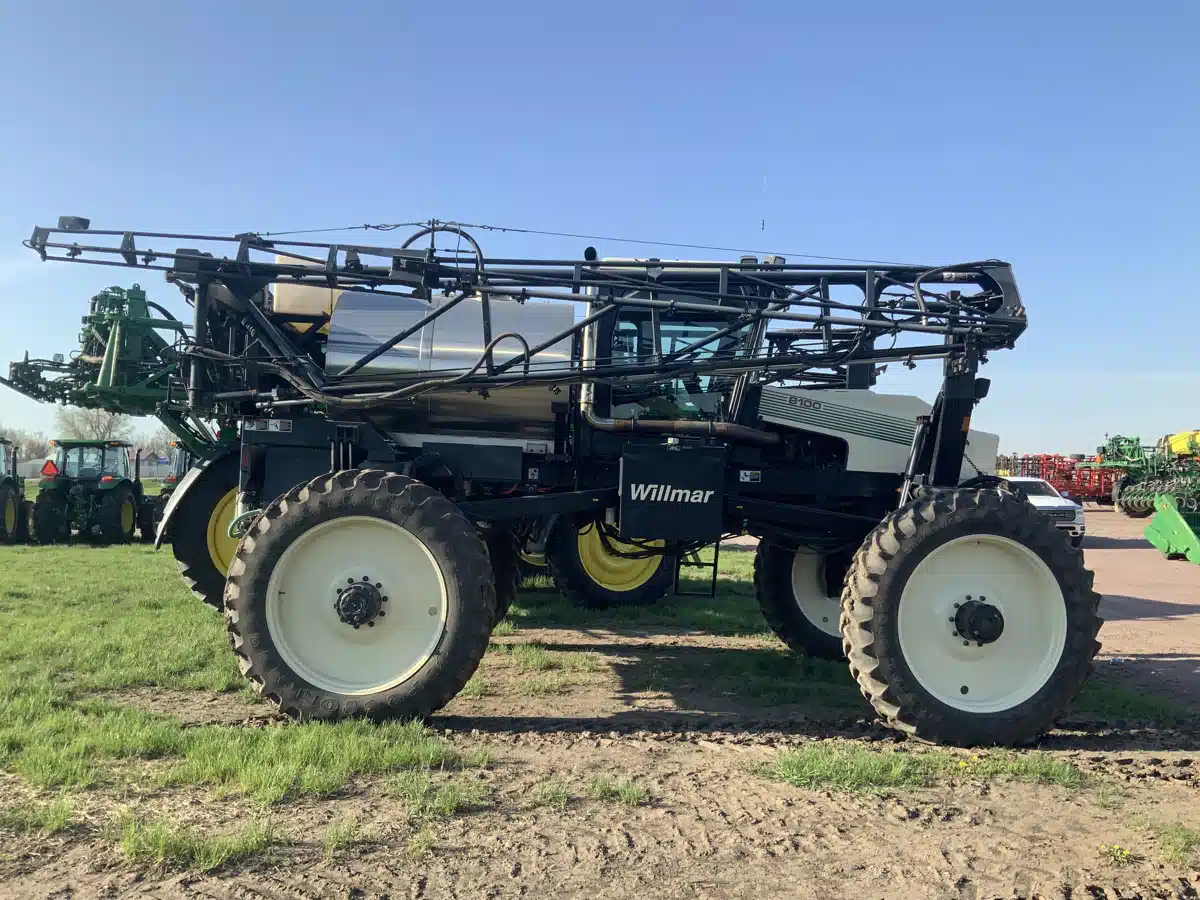 Gallery image 1 for Used Willmar 8100 Sprayer - Self Propelled