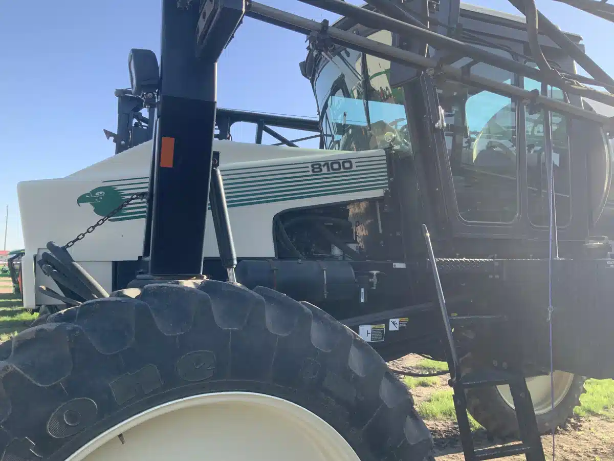 Gallery image 2 for Used Willmar 8100 Sprayer - Self Propelled