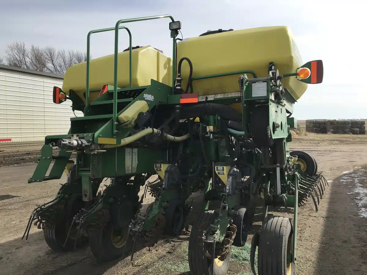 Gallery image 1 for Used 2008 John Deere 1770NT CCS Planter