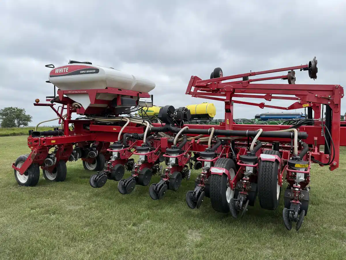 Gallery image 2 for Used 2013 Oliver 8800 Planter