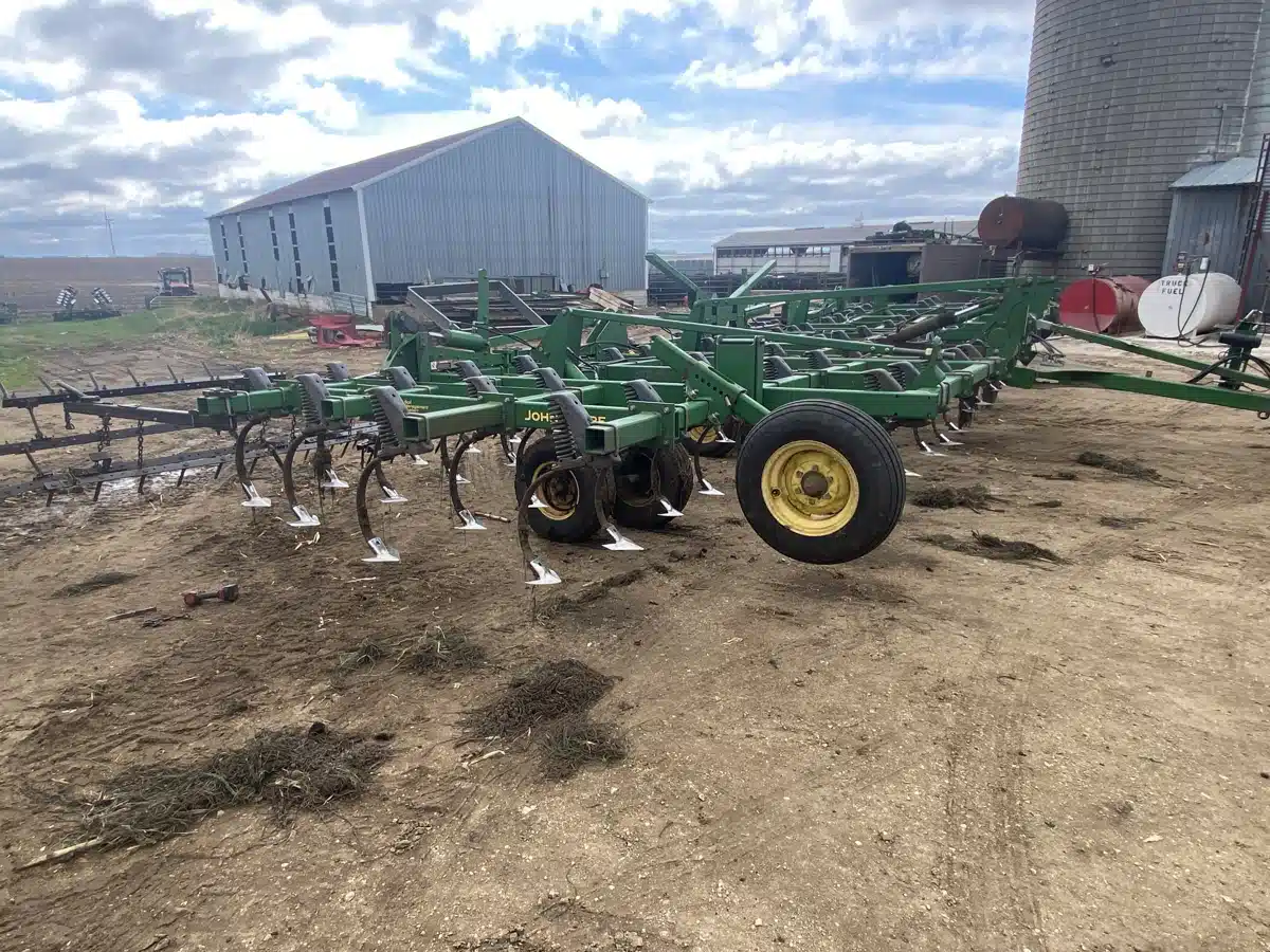 Gallery image 1 for Used 2006 John Deere 2210 Cultivator