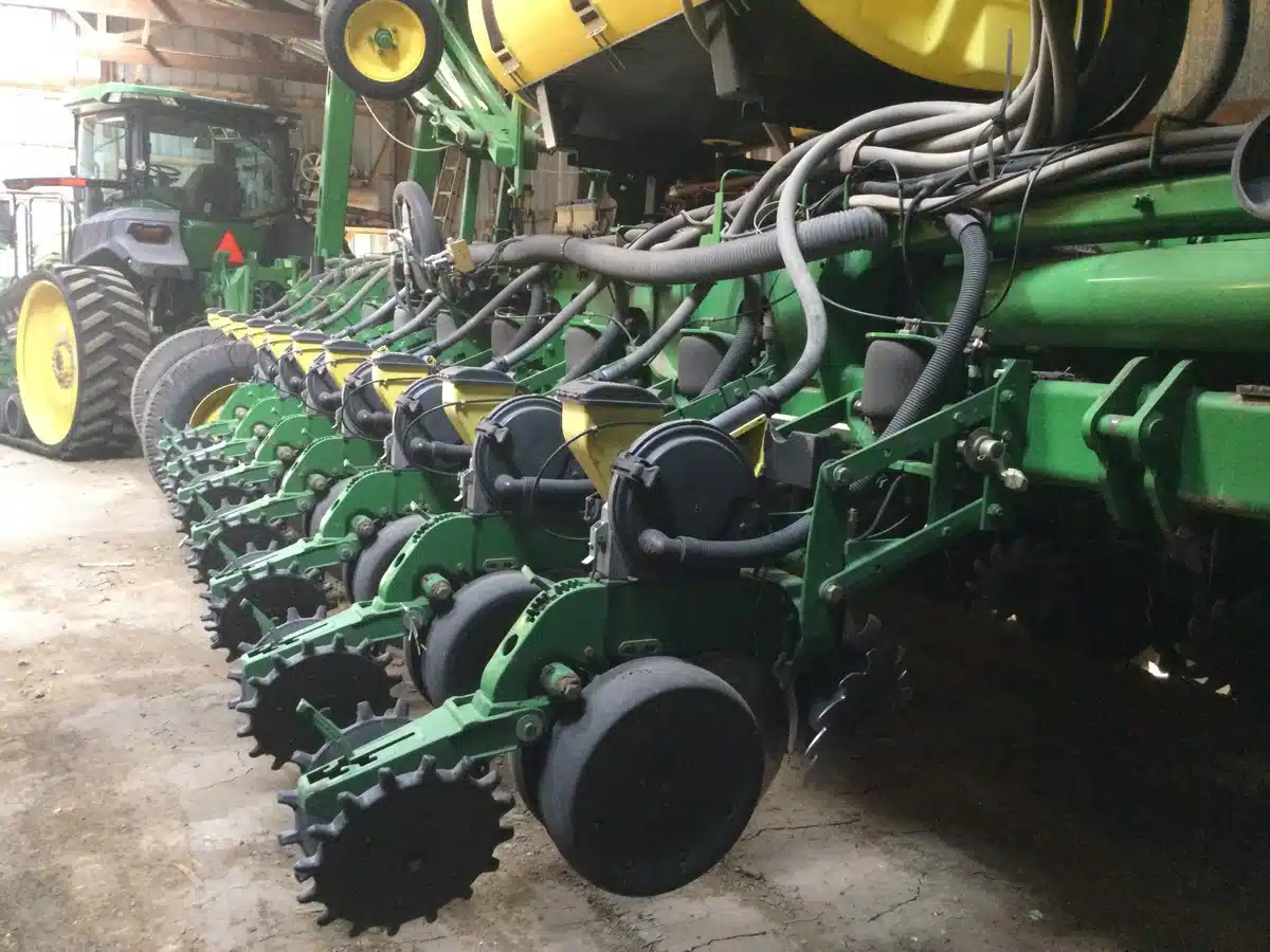 Gallery image 2 for Used 2010 John Deere 1770NT CCS Planter
