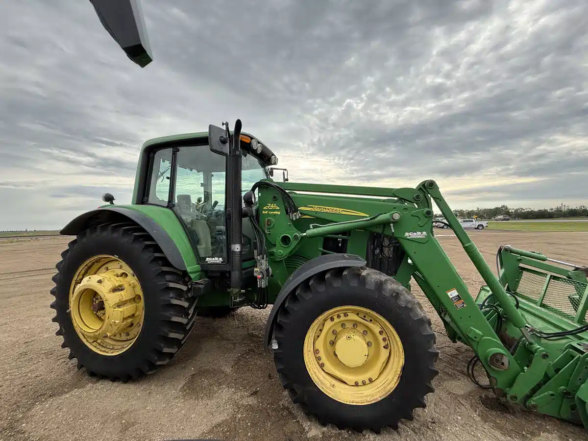Gallery image 1 for Used 2009 John Deere 7330 Tractor