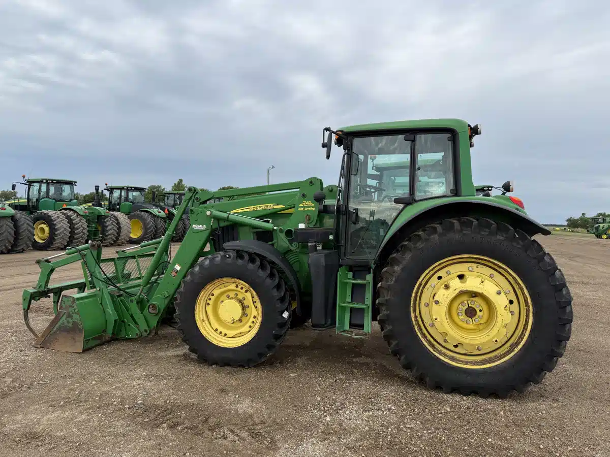 Gallery image 2 for Used 2009 John Deere 7330 Tractor