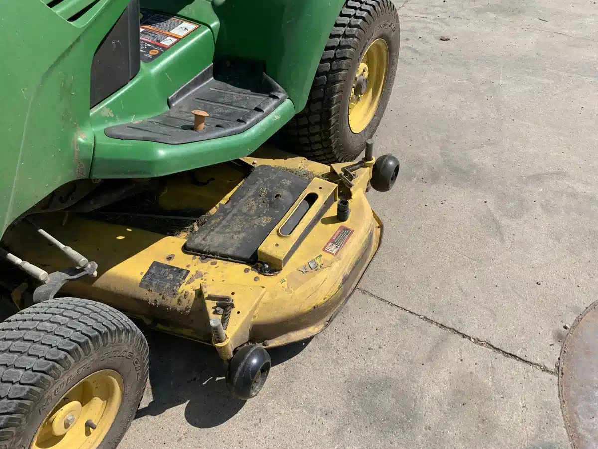 Gallery image 2 for Used 2010 John Deere X724 Lawn Tractor