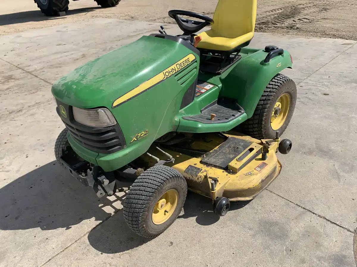 Gallery image 1 for Used 2010 John Deere X724 Lawn Tractor