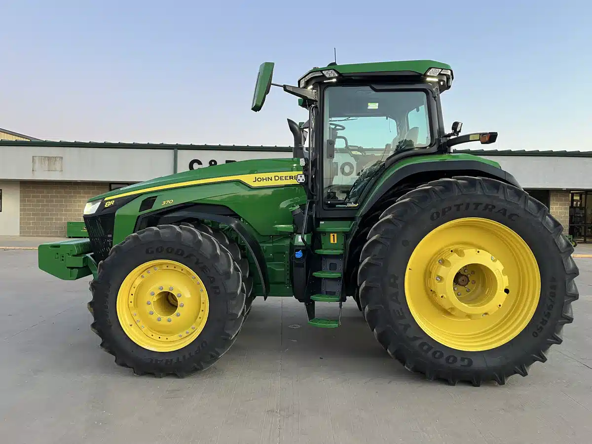 Gallery image 2 for Used 2022 John Deere 8R 370 Tractor