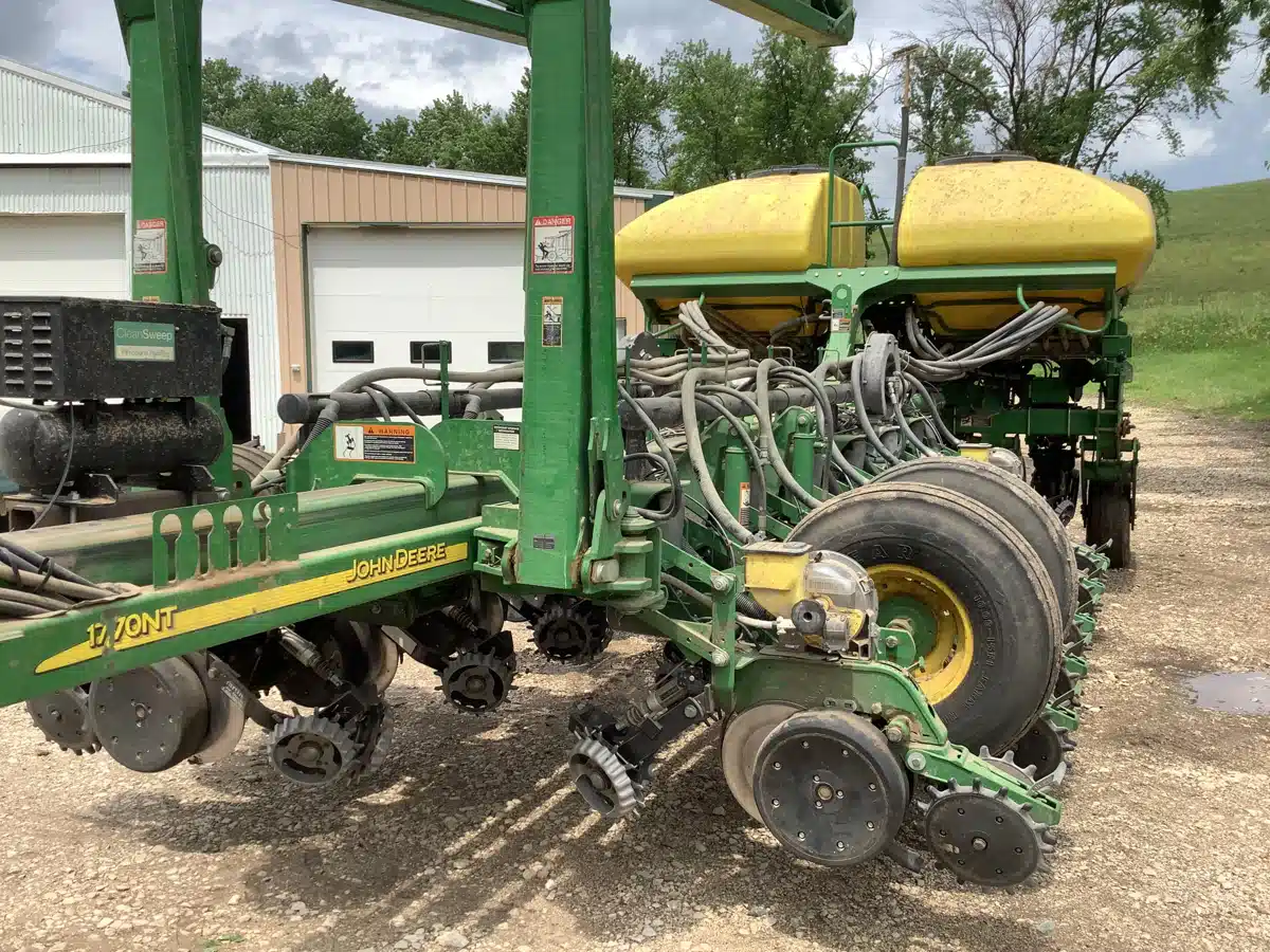 Gallery image 2 for Used 2004 John Deere 1770NT CCS Planter