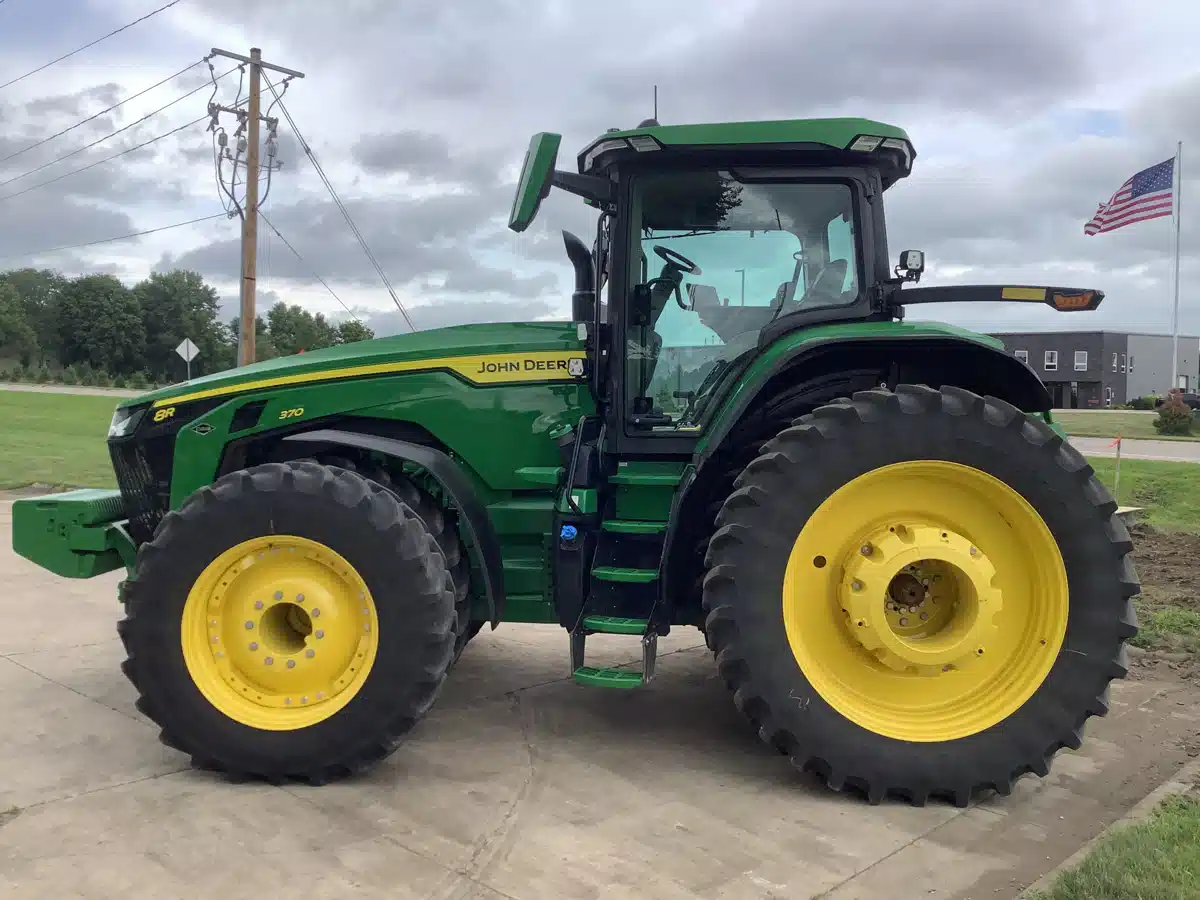 Gallery image 2 for Used 2024 John Deere 8R 370 Tractor